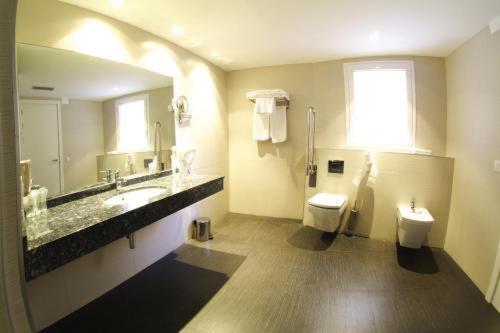 Ванная комната в Hotel Villa Sonsierra