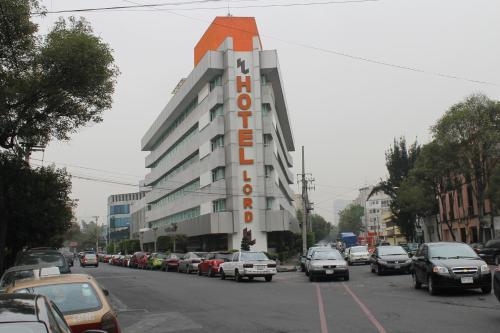 ein Gebäude mit einem orangefarbenen Schild an der Straßenseite in der Unterkunft Hotel Lord in Mexiko-Stadt
