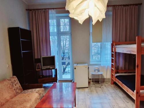 ein Wohnzimmer mit einem Etagenbett und einem Sofa in der Unterkunft Kwatera Słowackiego - tanie spanie centrum bezpłatny parking in Lyck