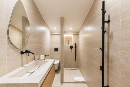 une salle de bain avec un lavabo et une douche dans l'établissement Opéra - Elégant appartement - Haystia, à Paris