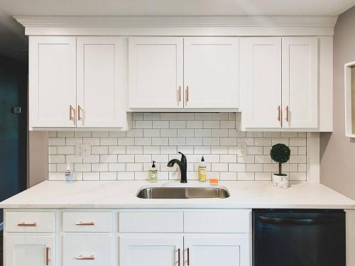 Η κουζίνα ή μικρή κουζίνα στο Centrally Located - 3 Br House