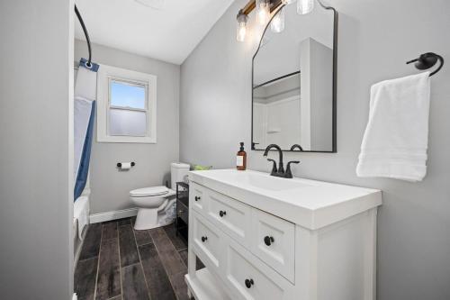 Ένα μπάνιο στο Relaxing 3BD Home in Morton