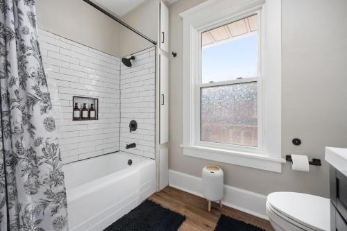 Ένα μπάνιο στο Charming 3BD Home for Long Stays