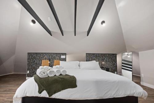 Ένα ή περισσότερα κρεβάτια σε δωμάτιο στο Charming 3BD Home for Long Stays