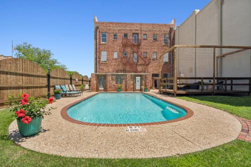 a swimming pool in the yard of a house at The Eastland Historic Hotel- Hondo Room in Eastland