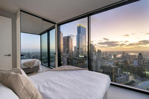 1 dormitorio con vistas a la ciudad en 2BR Apartment, Panoramic 180 Degrees Views on 52nd Floor, en Melbourne