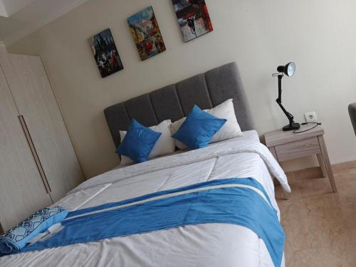 Postel nebo postele na pokoji v ubytování Cozy Studio Menteng Park Apartement
