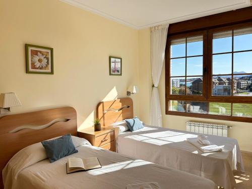 a bedroom with two beds and a window at Cinco Soles - 5927 in Isla