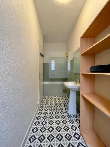 une salle de bain avec un lavabo, des toilettes et une baignoire dans l'établissement Le Diplomate *Hyper centre*, à Lorient