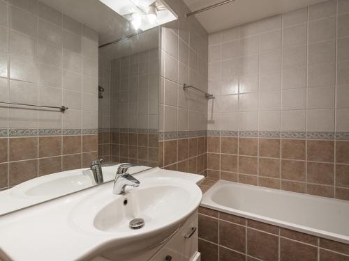 W łazience znajduje się umywalka i wanna. w obiekcie Studio spacieux avec balcon près des pistes et commerces, parking optionnel, animaux acceptés - FR-1-502-424 w mieście Tignes