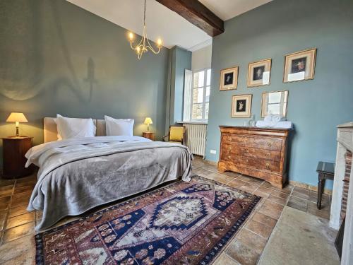 - une chambre avec un grand lit et une cheminée dans l'établissement Le Château du Fort Villiers-Saint-Benoît, à Villiers-Saint-Benoît
