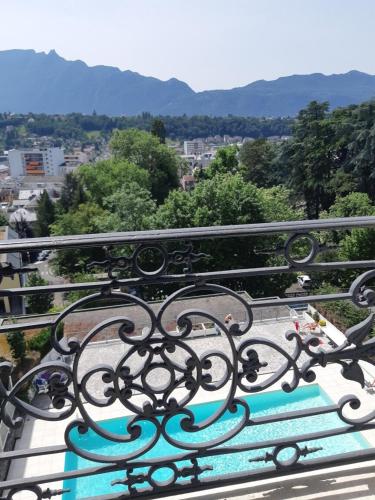 un balustrade en fer sur un balcon donnant sur la ville dans l'établissement Studio calme, piscine - Proche thermes et centre, à Aix-les-Bains