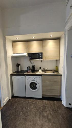 une cuisine avec une machine à laver et un évier dans l'établissement Studio calme, piscine - Proche thermes et centre, à Aix-les-Bains