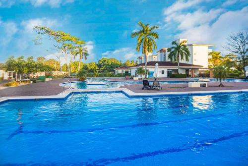 2 Bedroom Oceanfront Condo with Wi-Fi, AC and Pool