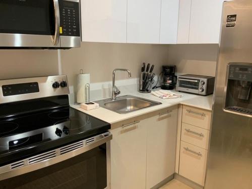 Кухня или мини-кухня в 2 Bedroom Oceanfront Condo with Wi-Fi, AC and Pool
