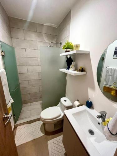 Ванная комната в 2 Bedroom Oceanfront Condo with Wi-Fi, AC and Pool