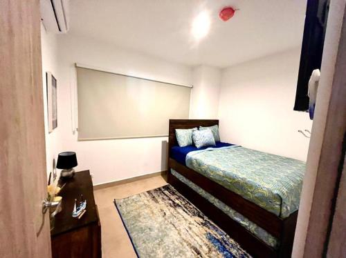 Кровать или кровати в номере 2 Bedroom Oceanfront Condo with Wi-Fi, AC and Pool