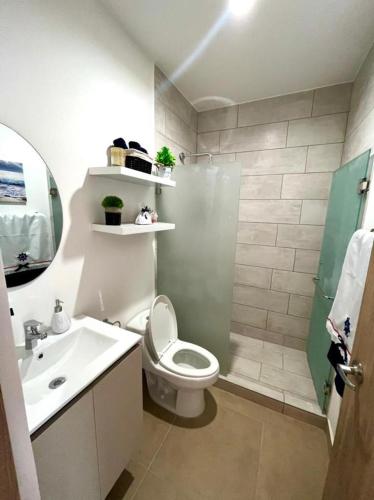 Ванная комната в 2 Bedroom Oceanfront Condo with Wi-Fi, AC and Pool