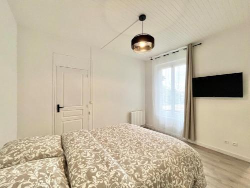 a bedroom with a bed and a window at Maison de ville rénovée à 15 min de Lyon in Pierre-Bénite