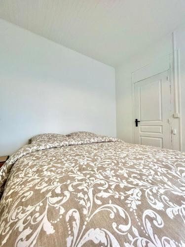 a bedroom with a bed with a cat on it at Maison de ville rénovée à 15 min de Lyon in Pierre-Bénite