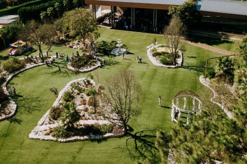 an overhead view of a garden with people in it at Hotel Leiriartem by Grupo Quinta dos Lagos in Leiria