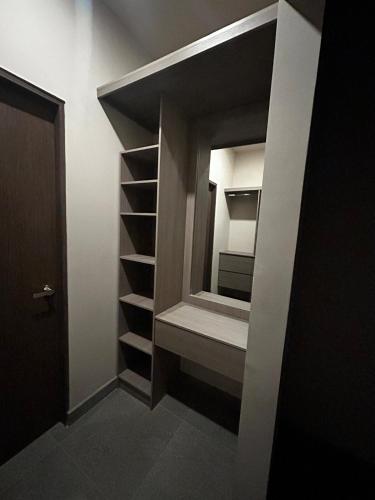 a walk in closet with a mirror in a room at Departamento de Lujo, en el centro de Mty in Monterrey