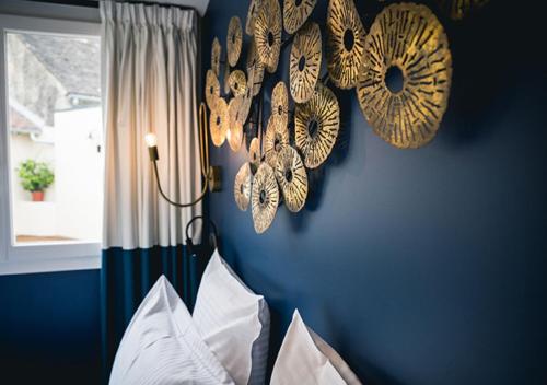 Postel nebo postele na pokoji v ubytování Hotel SaintChristophe Houdan