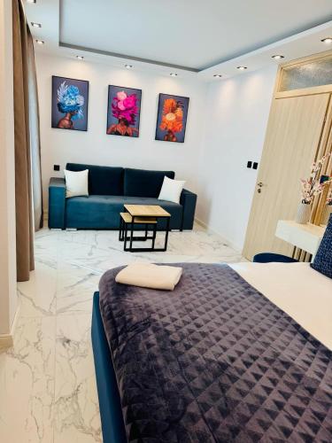 Ένα ή περισσότερα κρεβάτια σε δωμάτιο στο luxuri suite ''dezodava''
