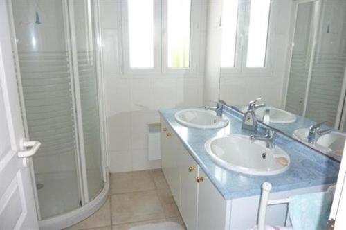 une salle de bain avec deux lavabos et une douche dans l'établissement Maison 4 pièces 6 couchages Saint Pierre d'Oléron SPO000-691, à Saint-Pierre-dʼOléron