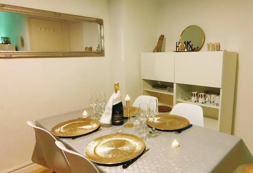 - une table à manger avec des plaques d'or dans l'établissement Face Mer Parking Rez de chaussé, à Berck-sur-Mer