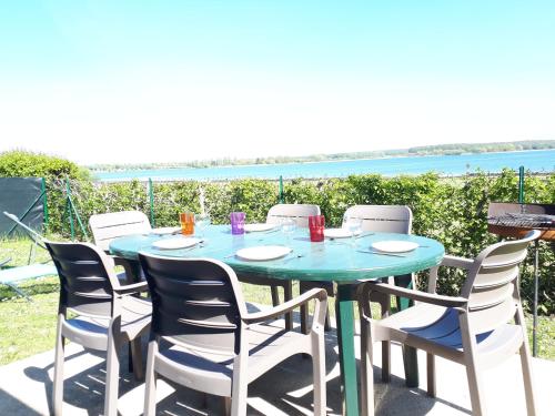une table avec des chaises et une table bleue avec vue dans l'établissement Gîte EAU'DER, à Giffaumont