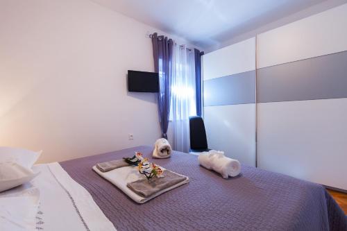 un dormitorio con una cama con animales de peluche en Apartment near OLD TOWN, en Split