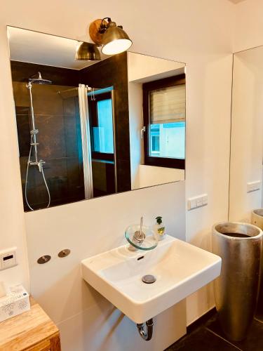 Bilik mandi di Family Apartments Abuja
