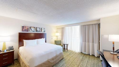 Ένα ή περισσότερα κρεβάτια σε δωμάτιο στο Marriott Chicago O’Hare