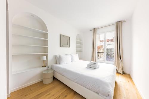 une chambre blanche avec un lit et une fenêtre dans l'établissement Cosy Apartment 1BR 4P Jardin du Luxembourg, à Paris