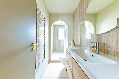 une salle de bain avec un lavabo, des toilettes et un miroir dans l'établissement Cosy Apartment 1BR 4P Jardin du Luxembourg, à Paris