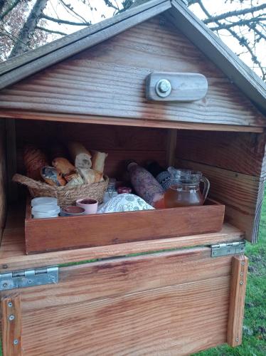 ein hölzerner Nistkasten mit Gemüse darin in der Unterkunft Le bain de campagne in Montereau