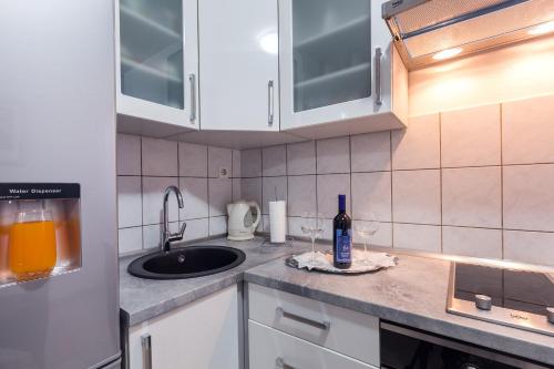 una cocina con barra y 2 copas de vino en Apartment near OLD TOWN, en Split