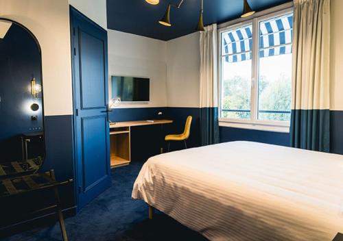 Postel nebo postele na pokoji v ubytování Hotel SaintChristophe Houdan