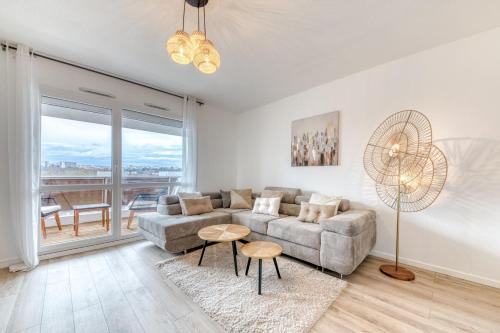 un salon avec un canapé et une table dans l'établissement GuestReady - Bright near Parc Tête d’Or, à Villeurbanne