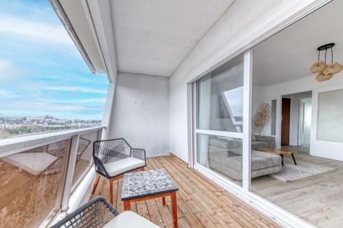 Cet appartement dispose d'un balcon avec vue. dans l'établissement GuestReady - Bright near Parc Tête d’Or, à Villeurbanne