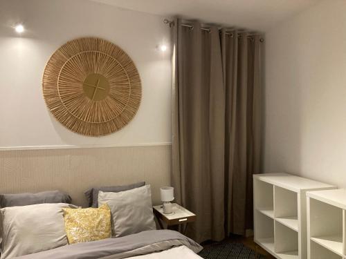 una camera con letto e ventilatore a muro di A5 Ecrin au premier étage a Évaux-les-Bains