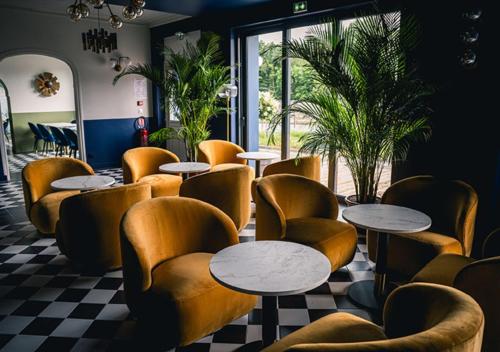 Posezení v ubytování Hotel SaintChristophe Houdan