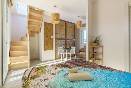 une chambre avec un grand lit et un escalier dans l'établissement Residence Blu Mare, à San Vito Lo Capo