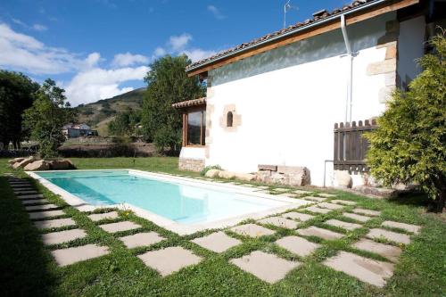 a swimming pool in a yard next to a house at Casa rural LA CEÑA in Argüeso