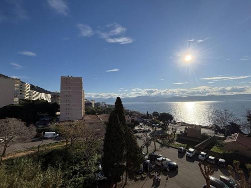 Photo de la galerie de l'établissement F2 Vue mer le Neptune sanguinaires Ajaccio, à Ajaccio