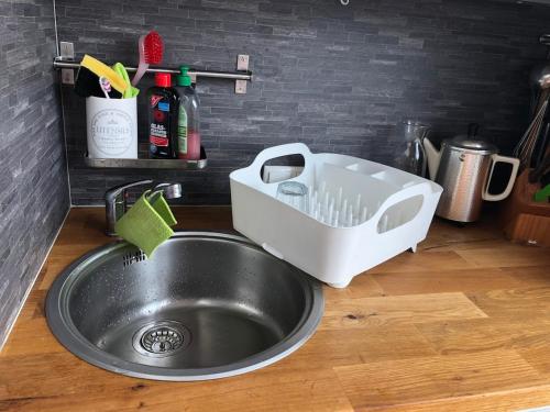 un fregadero con un colador de platos blancos junto a él en Harzer Weitblick, en Braunlage
