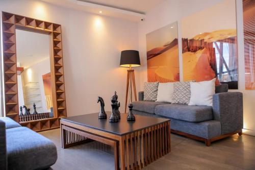 a living room with a couch and a coffee table at Hotel Villa del Sol in Ciudad Juárez
