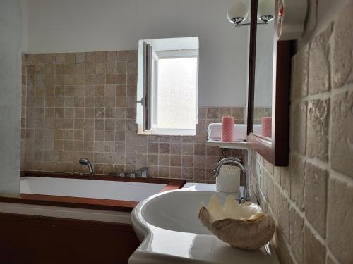 une salle de bain avec une baignoire et un lavabo dans l'établissement Chambre avec parties communes ambiance méditerranée, à Port-la-Nouvelle