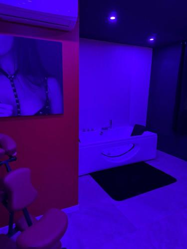 Postel nebo postele na pokoji v ubytování Love Room Passion Purple